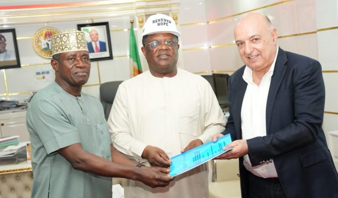 FG Signs Fresh Deals for Lagos-Calabar, Sokoto-Badagry Highways