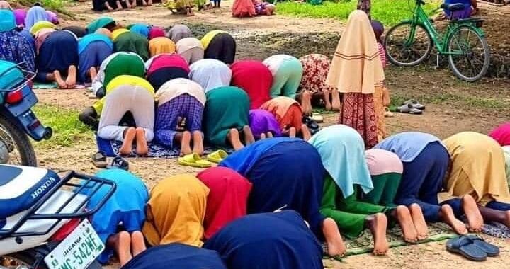 Residents of Basirka town in Gwaram Local Government Area of Jigawa State praying over a prolonged dry spell threatening their farms.