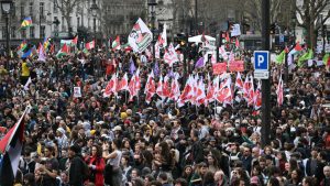 Protesting French students