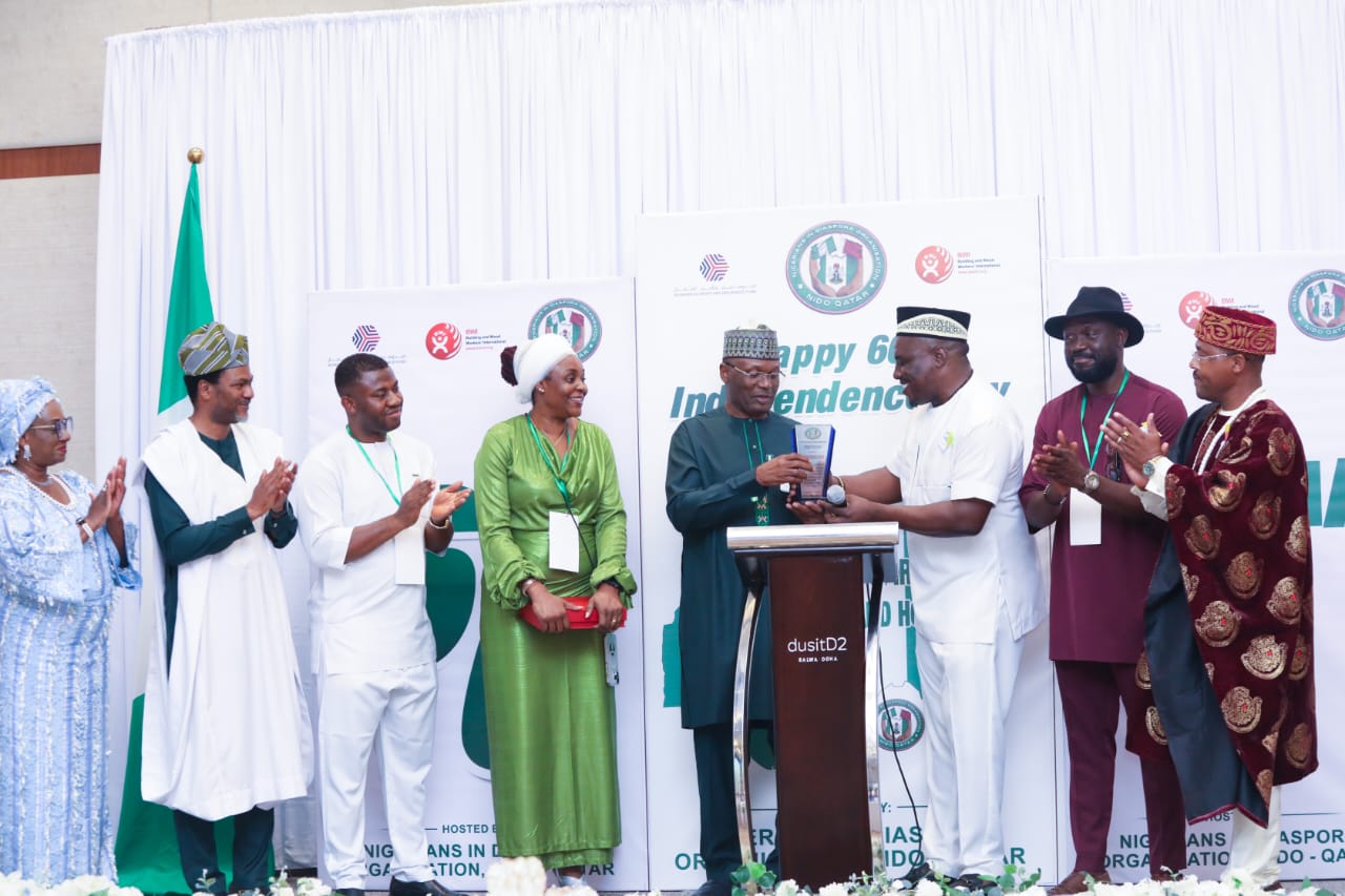 Nigeria’s Ambassador to Qatar, Professor Mahmood Yakubu, receiving an award from the Nigerian community
