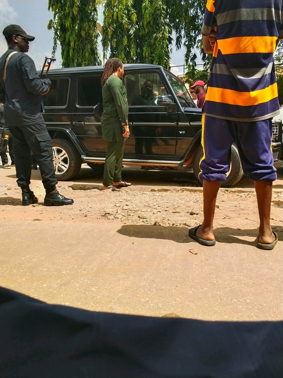 Operatives of EFCC arresting the suspect in Abuja on Monday 