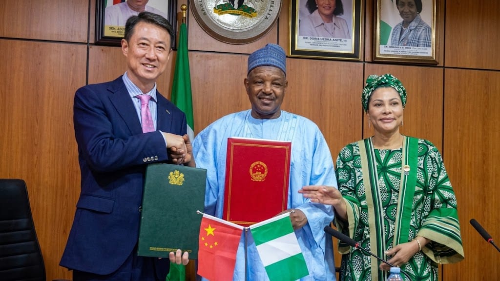 L-R: Chinese Ambassador to Nigeria, Yu Dunhai; Minister of Budget and Economic Planning, Senator Abubakar Atiku Bagudu; Minister of State for Budget and Economic Planning of Nigeria, Dr Doris Uzoka-Anite; at the official signing of a RMB 200 million grant agreement between Nigeria and China to support local development projects