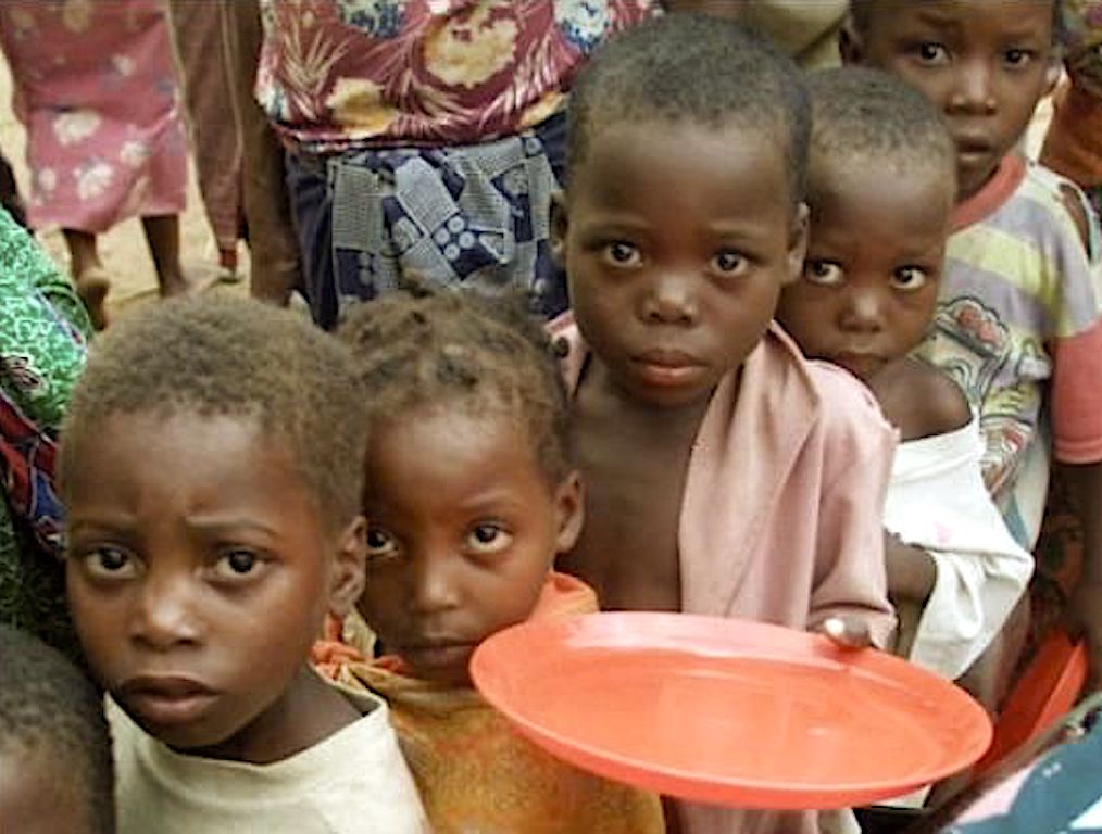 Children queuing for food